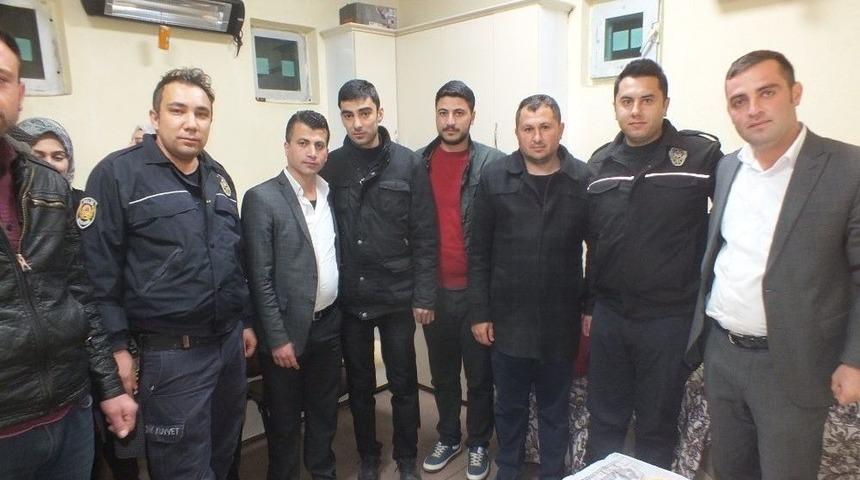 Malazgirtli Gen&ccedil;lerden N&ouml;bet Tutan Polislere Sıcak &Ccedil;orba