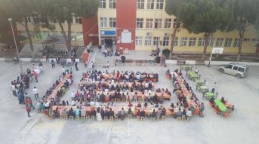 &Ccedil;ocuklarıyla Aynı Masada İftarda Buluştular