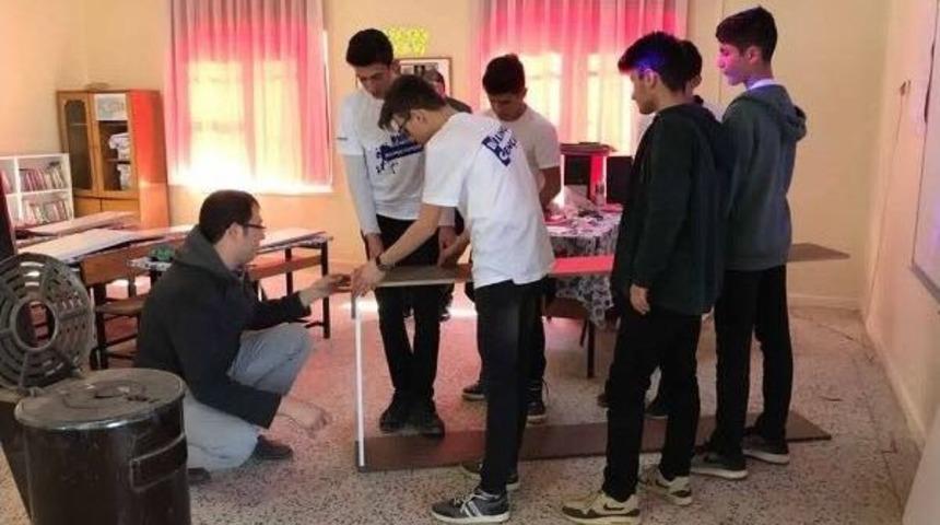 Liseli Sağlık&ccedil;ılardan K&ouml;y Okuluna Destek