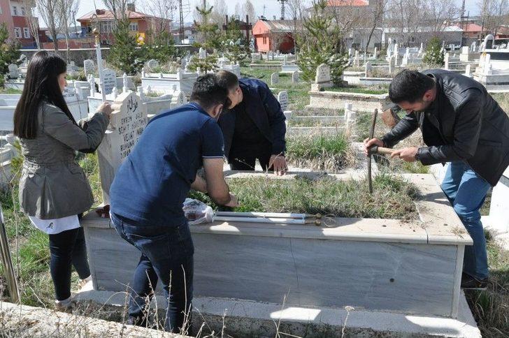Kars’ta Üniversite Öğrencileri Şehit Öğretmenleri Unutmadı G1