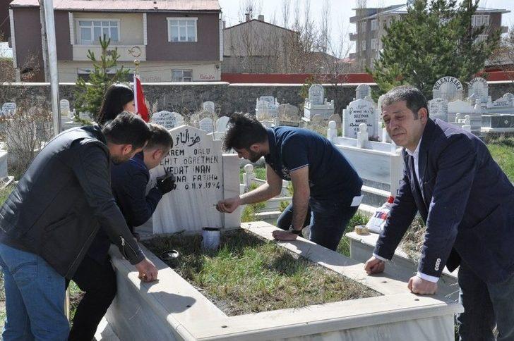 Kars’ta Üniversite Öğrencileri Şehit Öğretmenleri Unutmadı G3