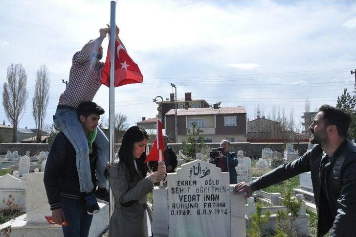Kars’ta Üniversite Öğrencileri Şehit Öğretmenleri Unutmadı G4