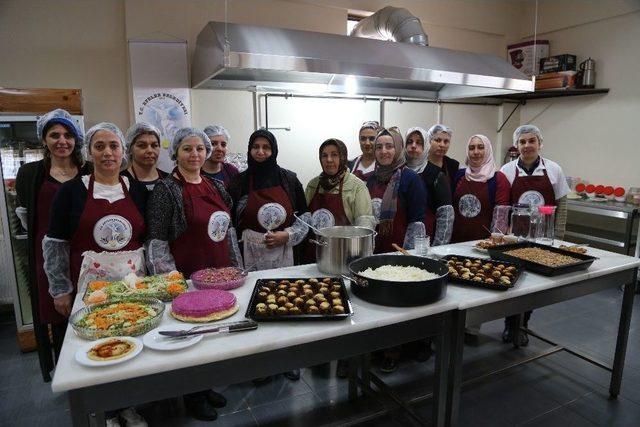 Protokolden Aşçı Çırağı Kursiyerlerine Tam Not