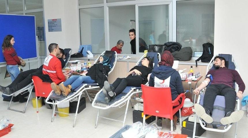 Km&uuml;&rsquo;&rsquo;den Kızılay&rsquo;a 300 &Uuml;nite Kan Bağışlandı