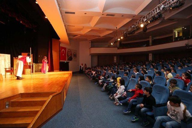 Yenimahalleli Minikler Aytaşı Kolyesi Oyununu İzledi