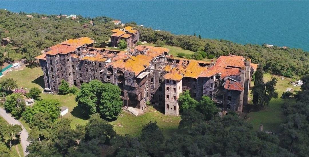 (&ouml;zel) D&uuml;nya&rsquo;nın 2. B&uuml;y&uuml;k Ahşap Yapısı Olan Rum Yetimhanesi Havadan G&ouml;r&uuml;nt&uuml;lendi