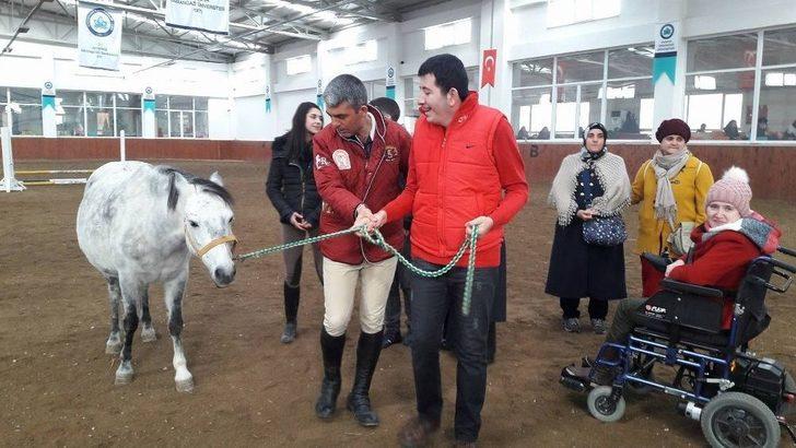 Özel Çocuklara Esogü At Binicilik Meslek Yüksek Okulu’nda Atlarla Terapi G4
