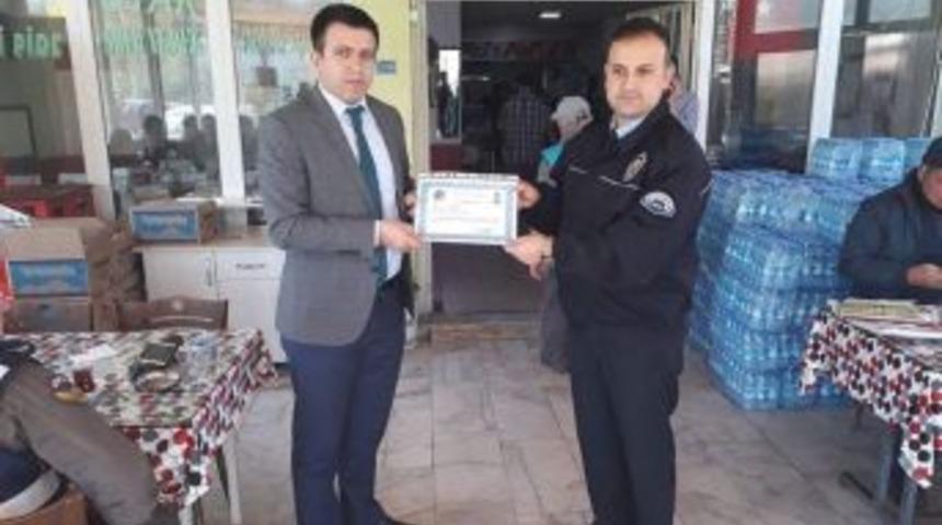 Kaymakam Yurdag&uuml;l Başarılı Polislere Belge Verdi