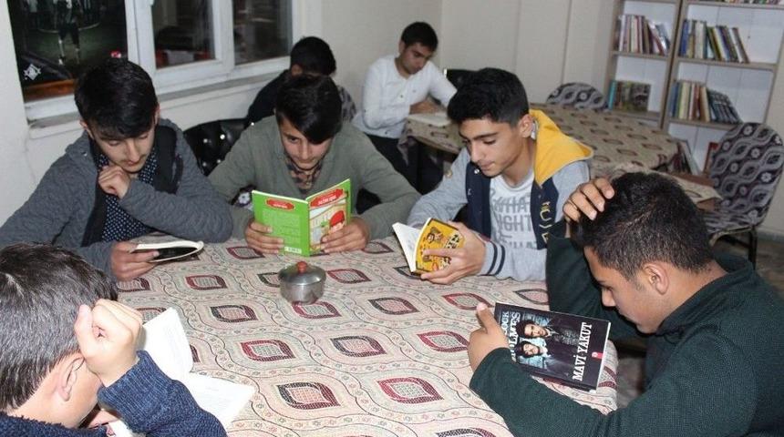 Malazgirt&rsquo;te "&ccedil;aylar Bizden Kitaplar Sizden" Kampanyası