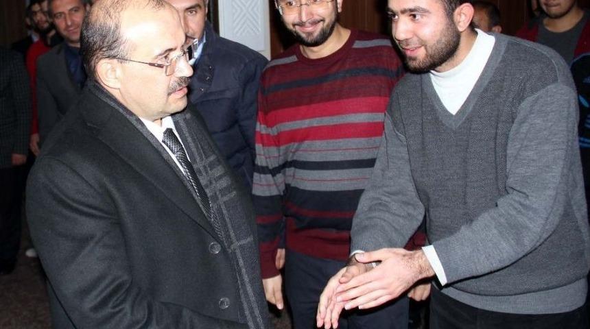 Vali Ustaoğlu’ndan Öğrenci Yurduna Ziyaret