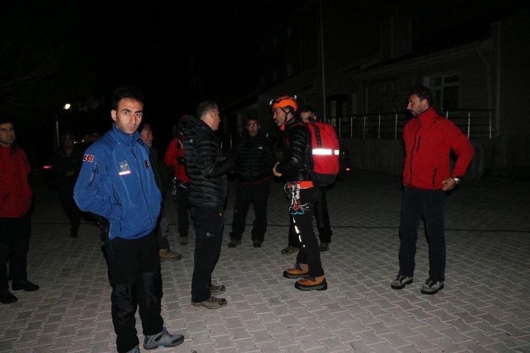 Zirve İnişinde U&ccedil;urumda Mahsur Kalan Dağcılar 13 Saat Sonra Kurtarıldı