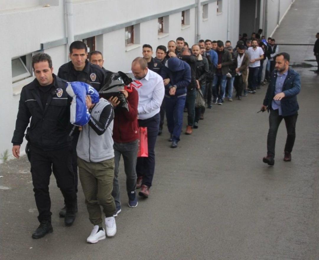 60 Kişilik Dolandırıcı &Ccedil;etesi Adliyeye Sevk Edildi