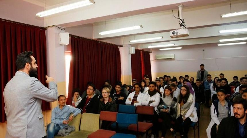 K&uuml;&ccedil;&uuml;k&ccedil;ekmece&rsquo;de Gen&ccedil;lere Siber G&uuml;venliğin &Ouml;nemi Anlatıldı