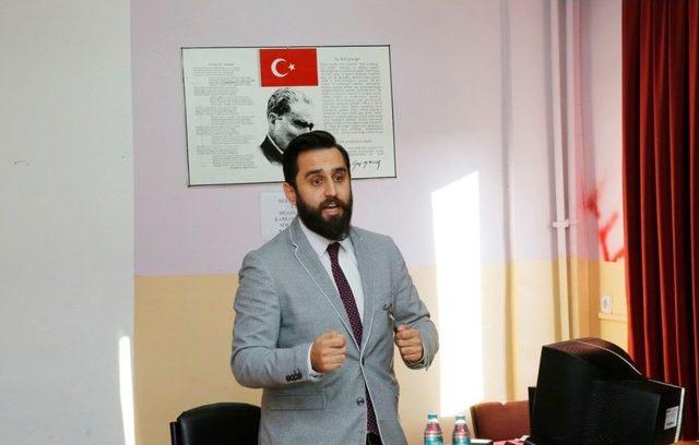 Küçükçekmece’de Gençlere Siber Güvenliğin Önemi Anlatıldı