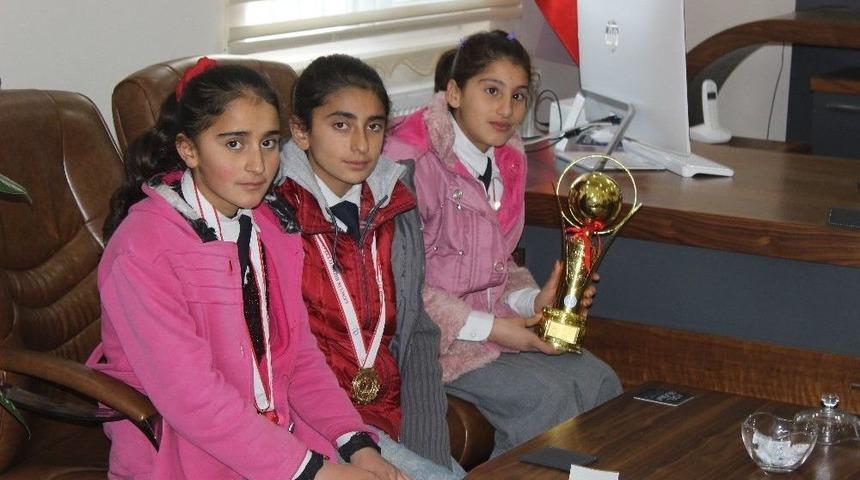 M&uuml;d&uuml;r Aksoy, Hentbolcu Kızları Kabul Etti