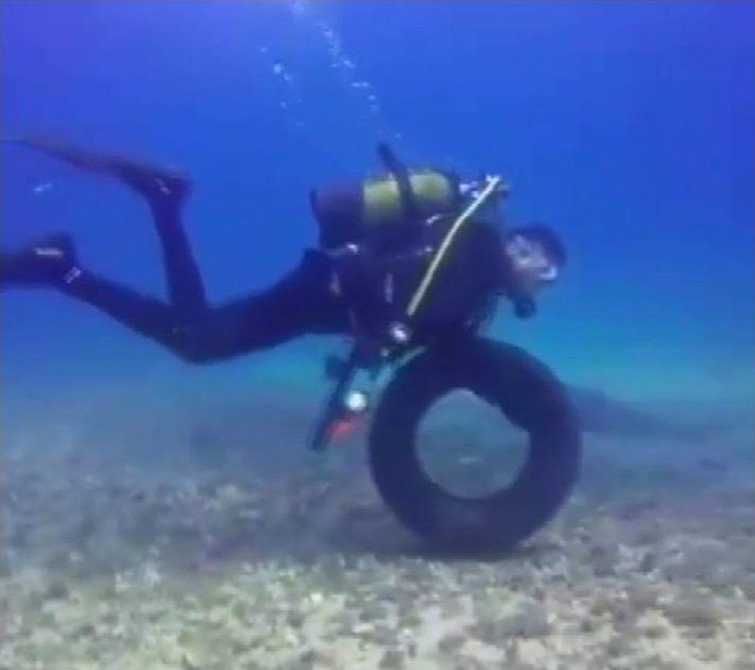 (&ouml;zel) Denizin Altındaki &Ccedil;&ouml;pleri G&ouml;n&uuml;ll&uuml; Olarak Temizliyor