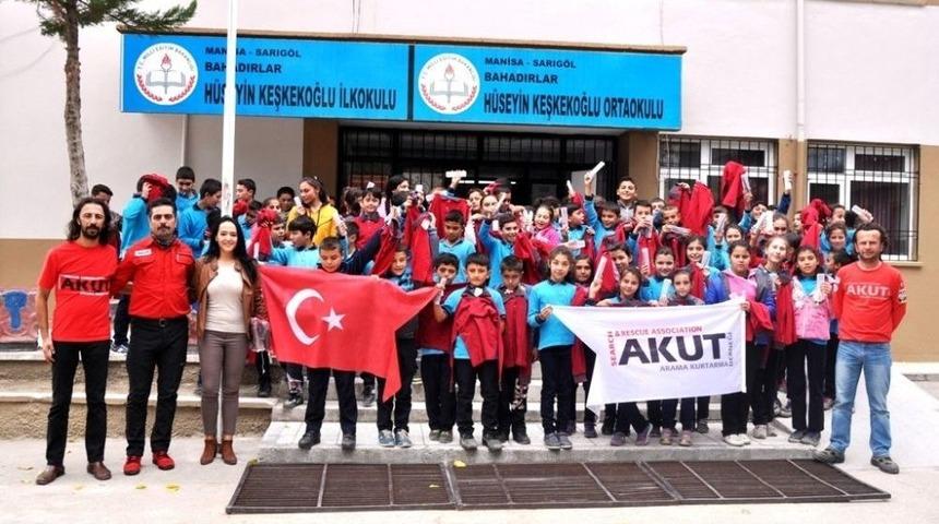 Akut Okullarda Deprem Semineri Veriyor