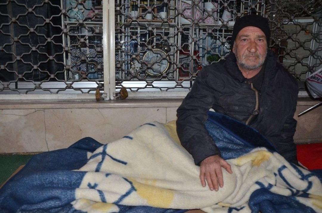 20 Yıldır Sokaklarda Yatıyor