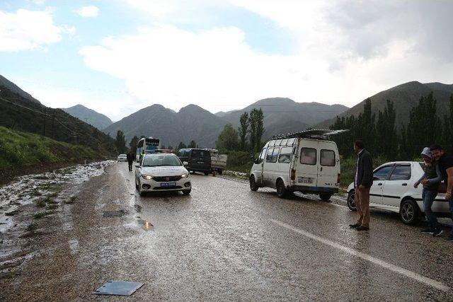 Erzurum’da Oltu-narman Yolu Sel Nedeniyle 1,5 Saat Trafiğe Kapandı