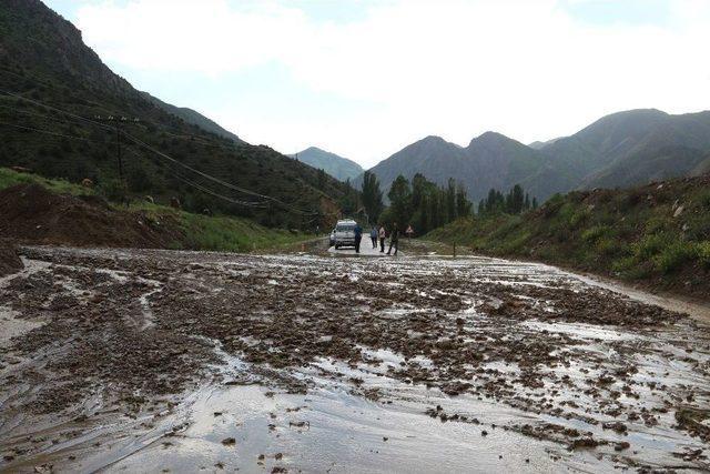 Erzurum’da Oltu-narman Yolu Sel Nedeniyle 1,5 Saat Trafiğe Kapandı