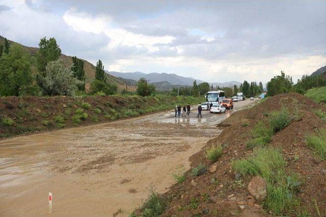 Erzurum’da Oltu-narman Yolu Sel Nedeniyle 1,5 Saat Trafiğe Kapandı