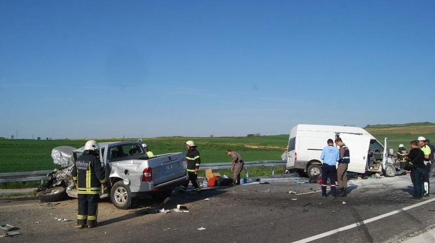 Kamyonet Minib&uuml;sle &Ccedil;arpıştı: 3&rsquo;&uuml; Ağır 4 Yaralı