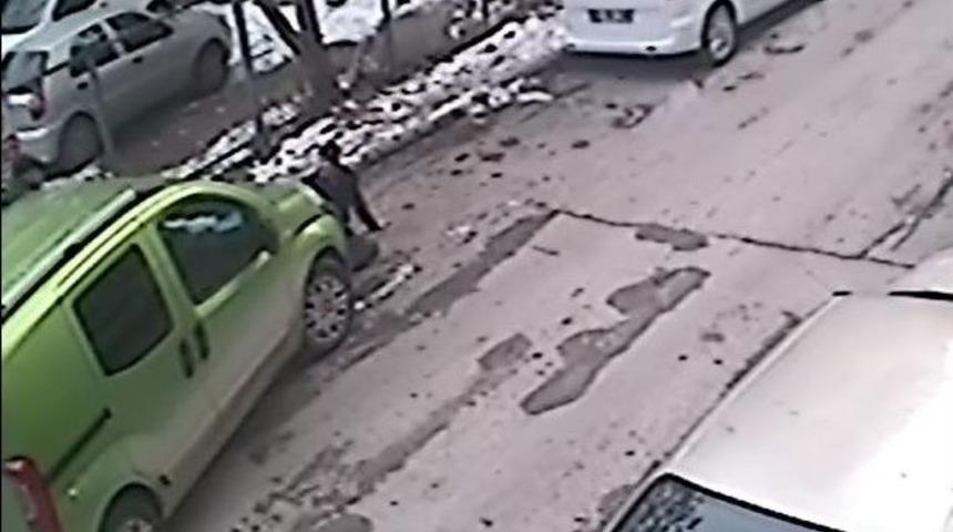 Park Yerini Vermemek İ&ccedil;in Ezilme Pahasına Yola Oturdu