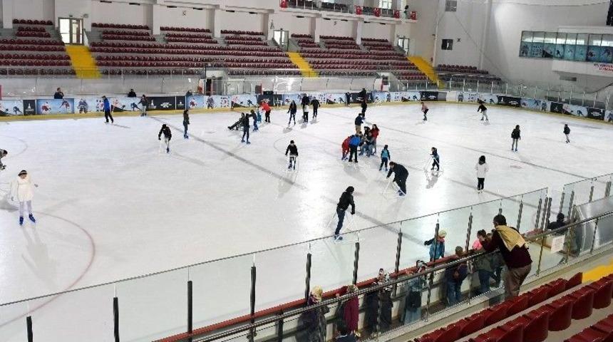 &Ouml;zel &Ccedil;ocukların Buz Keyfi