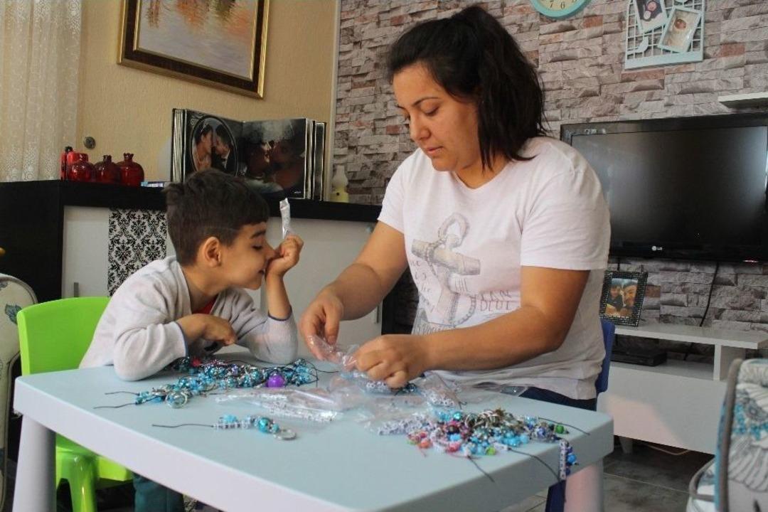 (&ouml;zel) Oğlunun Tedavisi İ&ccedil;in Anahtarlık Yapıp Satıyor