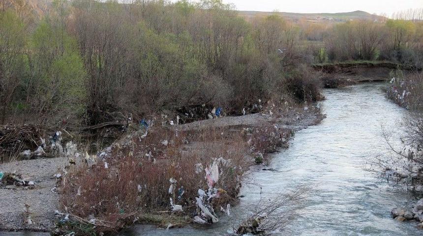 Sular Çekilince Çevre Kirliliği Ortaya Çıktı