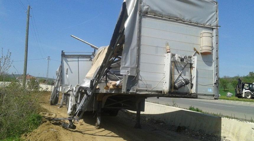 Tır Devrildi Tonlarca Malzeme Yola Saçıldı