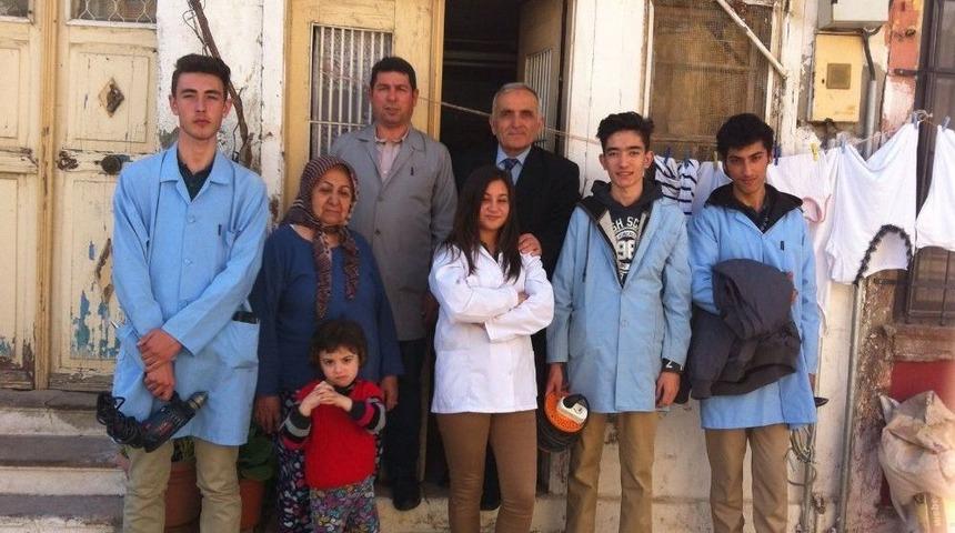 Ayvalık&rsquo;ta End&uuml;stri Meslek Lisesi &Ouml;ğrencilerinden Yoksul Aileye Anlamlı Destek