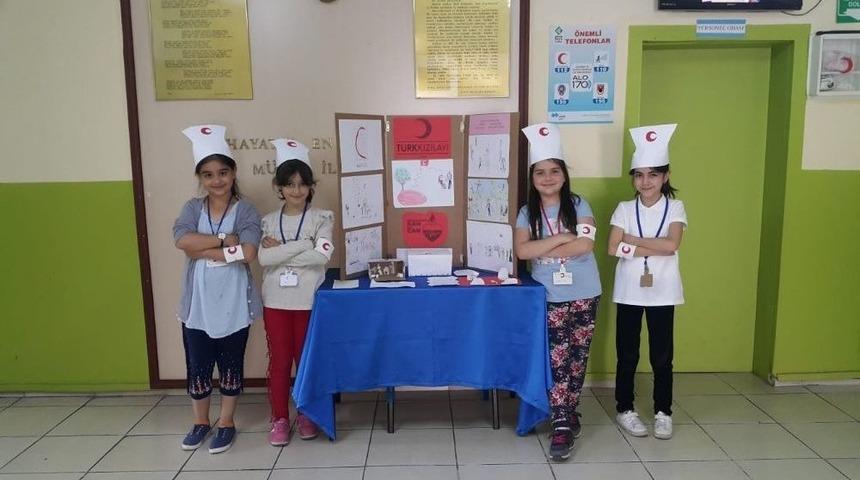 Öğrenciler Okul Harçlıklarını Kızılay’a Bağışladı