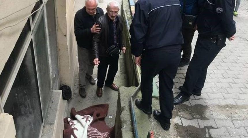 Yaşlı Adam Yolda Kalbine Yenik D&uuml;şt&uuml;