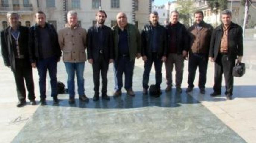 Gazetecilerin Resmi İlan Tepkisi