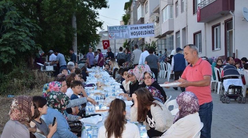 Beyçayırlılar Derneğinden Bin Kişilik İftar Programı Düzenlendi