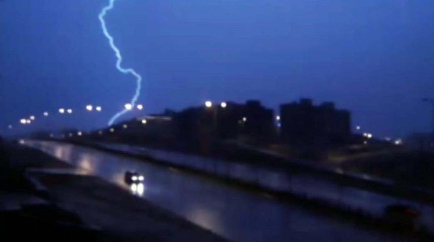 Şimşekler Geceyi G&uuml;nd&uuml;ze &Ccedil;evirdi
