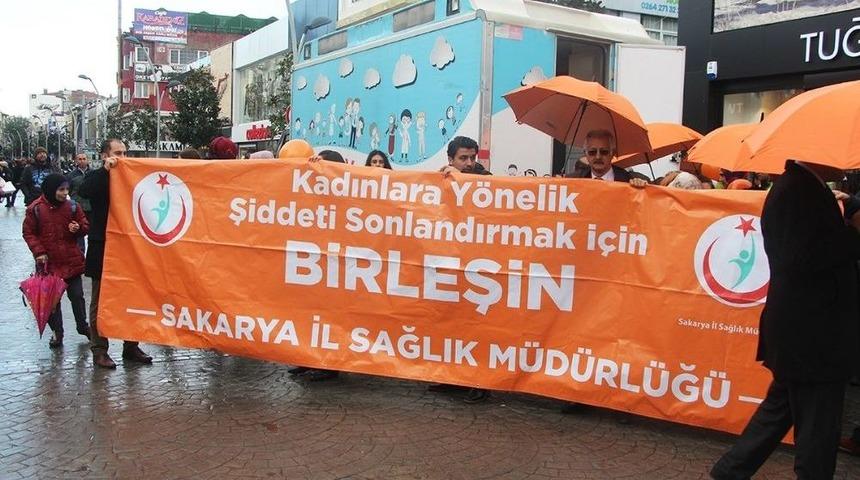Kadına Şiddete Dikkat &Ccedil;ekmek İ&ccedil;in Turuncu Şemsiyelerle Y&uuml;r&uuml;d&uuml;ler
