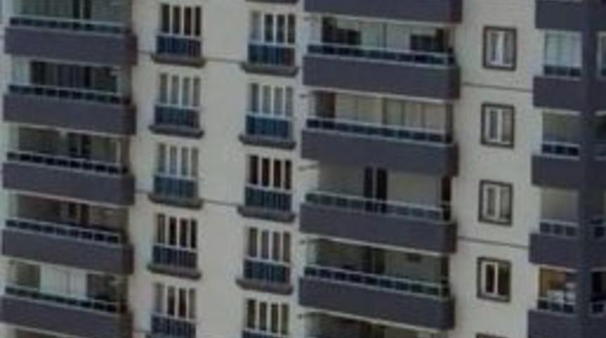 12 Katlı Binanın &Ccedil;atısında Tehlikeli &Ccedil;alışma