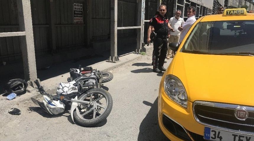 (&ouml;zel) Taksicinin Sıkıştırdığı Motosiklet S&uuml;r&uuml;c&uuml;s&uuml; İskeleye &Ccedil;arpıp Yaralandı