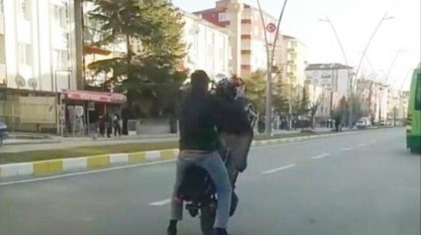 Şarjlı Bisikletle Tek Teker &Uuml;zerinde Tehlikeli Yolculuk