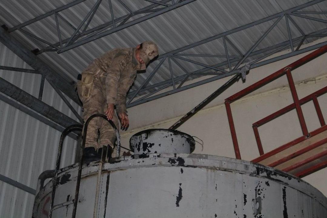 Ka&ccedil;ak Mazot &Uuml;reten Mini Rafineriye Baskın