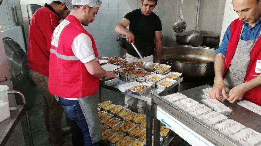 Kızılay, Dar Gelirli Aileleri Sevindirmeye Devam Ediyor