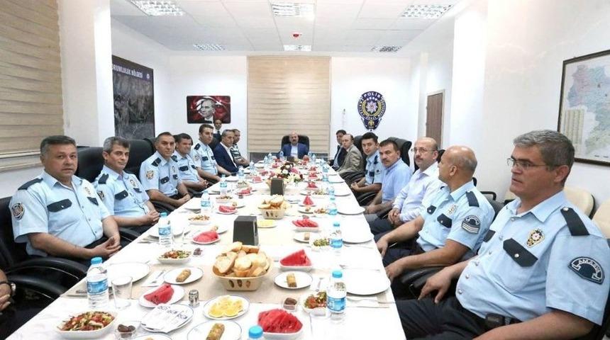 Vali Varol, Polislerle İftar Yaptı