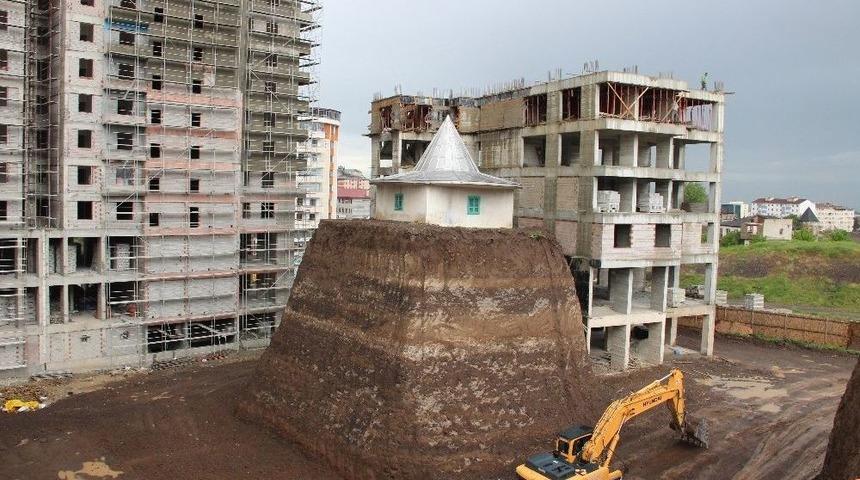 T&uuml;rbe Olduğu İddiasıyla Yıkılamayan Yapı İnşaatların Ortasında Kaldı