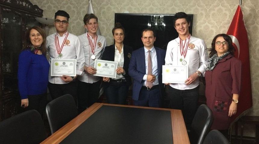 Kamp&uuml;s&uuml;n &ldquo;g&uuml;m&uuml;ş Aş&ccedil;ıları&rdquo;