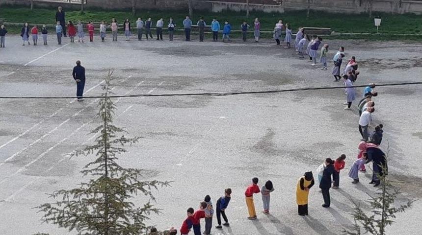 İlkokul Öğrencileri Sabah Sporunda