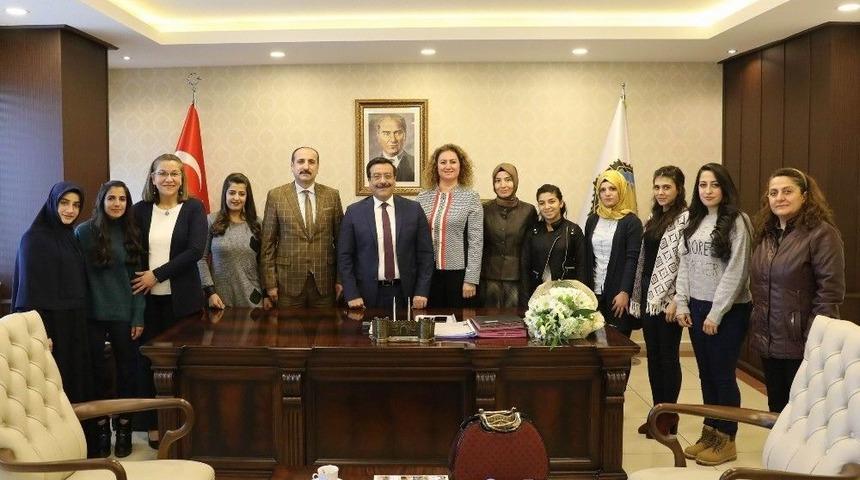 &Uuml;niversite &Ouml;ğrencilerinden Başkan Atilla&rsquo;ya Teşekk&uuml;r Ziyareti