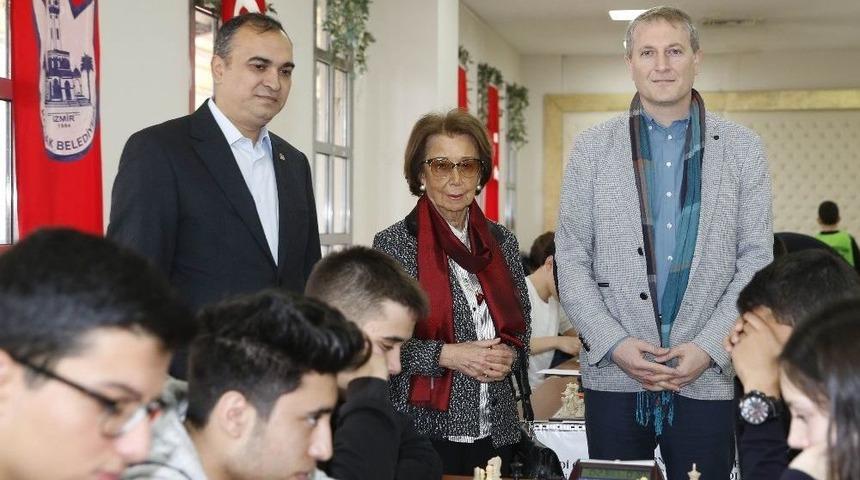 İn&ouml;n&uuml; Anısına Yarıştılar