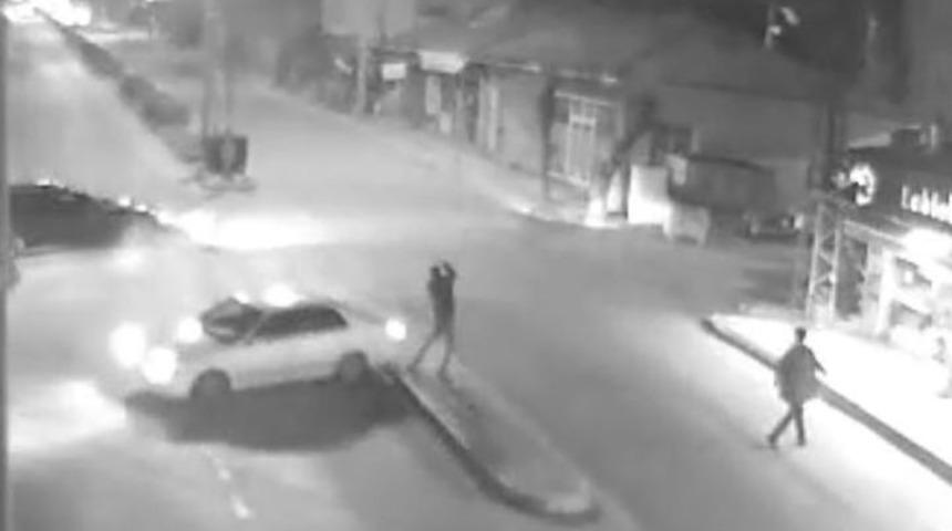 Yolun Karşısına Ge&ccedil;mek İsteyen Yaya Saniyelerle &Ouml;l&uuml;mden D&ouml;nd&uuml;